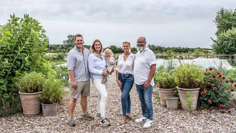Hele familien i køkkenhaven