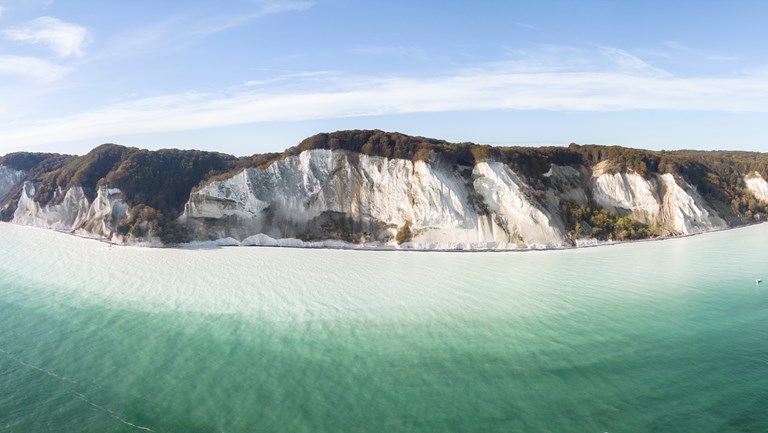 Møns Klint set fra søsiden med smukt turkis blåt vand