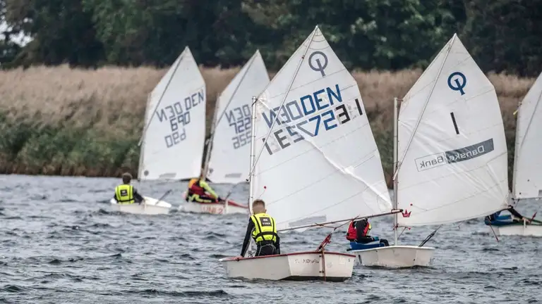 Unge der sejler i joller