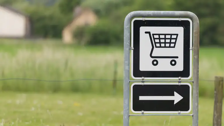 Skilt der viser vej til indkøbsmuligheder